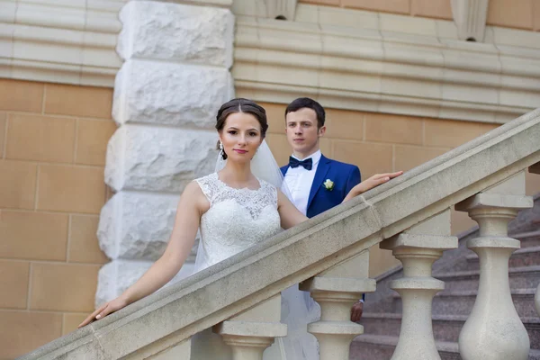 Um casal engraçado na sessão electrónica. Preparação para a potografia de casamento . — Fotografia de Stock