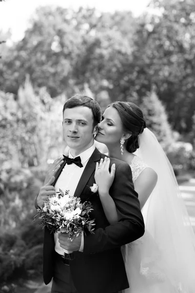 Um casal engraçado na sessão electrónica. Preparação para a potografia de casamento . — Fotografia de Stock