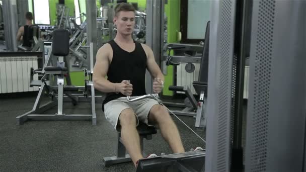 Close-up of a man performs gym exercises — Stock Video