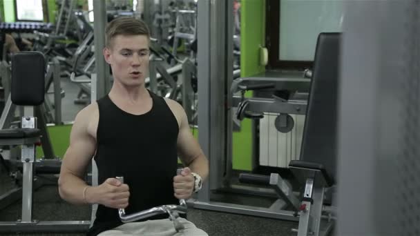 Close-up of a man performs gym exercises — Stock Video