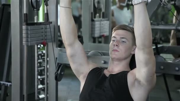 Primer plano de un hombre realiza ejercicios de gimnasio — Vídeo de stock