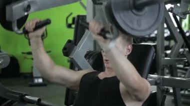 Bir adam Close-Up jimnastik egzersizleri gerçekleştirir