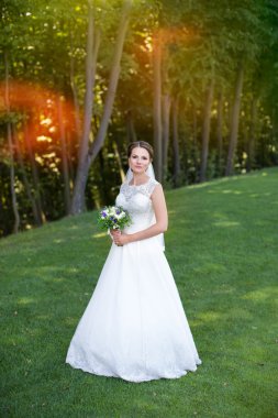 Şehir dışında kafasında bir çelenk gelinle