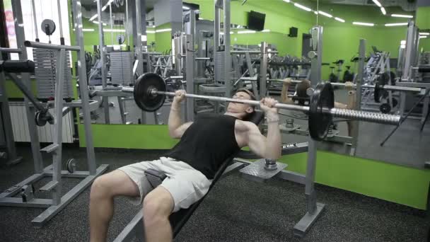 Primer plano de un hombre realiza ejercicios de gimnasio — Vídeos de Stock