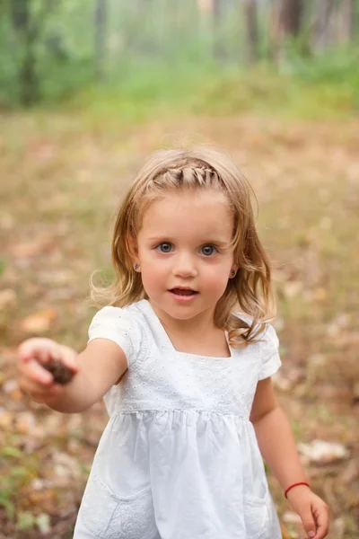 Portret van een jong meisje op de aard — Stockfoto