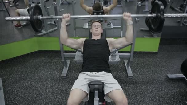 Der Mann legt im Fitnessstudio die Messlatte hoch — Stockvideo