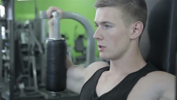 Der Mann legt im Fitnessstudio die Messlatte hoch — Stockvideo