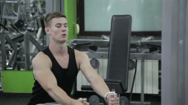 L'homme lève la barre dans la salle de gym — Video