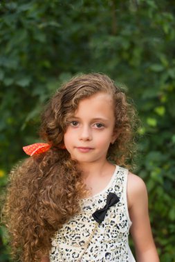 Uzun saçlı küçük kız.