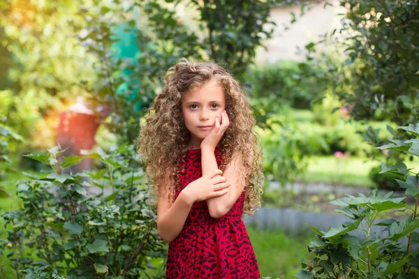 Petite fille aux cheveux longs — Photo