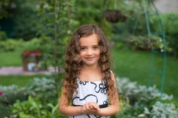 Klein meisje met lang haar — Stockfoto