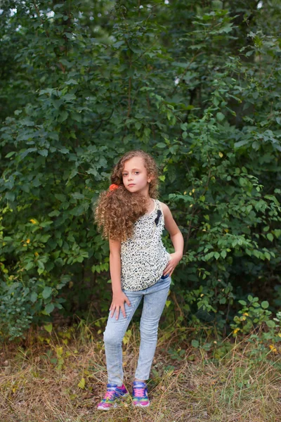 Petite fille aux cheveux longs — Photo