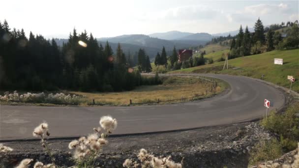 Carretera en las montañas — Vídeos de Stock