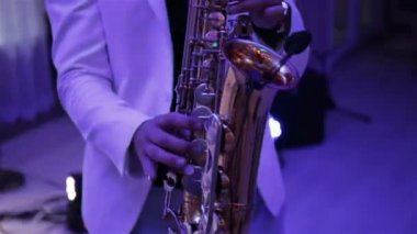 bir adam saksafon çalıyor