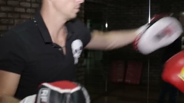 Entrenar a un boxeador en el gimnasio — Vídeo de stock