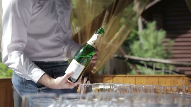 Der Barkeeper schenkt Champagner ein — Stockvideo
