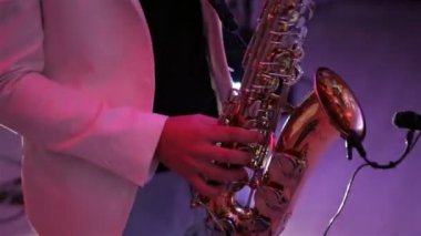 bir adam saksafon çalıyor