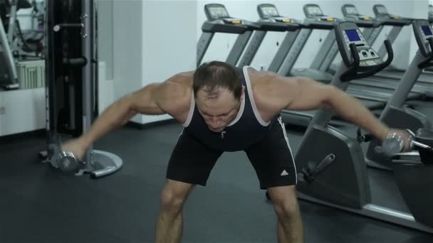 Gros plan d'un homme effectue des exercices de gymnastique — Video