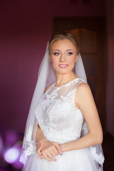 Bruden i en vit klänning i lägenheten — Stockfoto