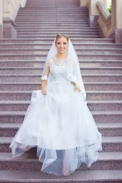 Nevěsta v bílých šatech v bytě — Stock fotografie