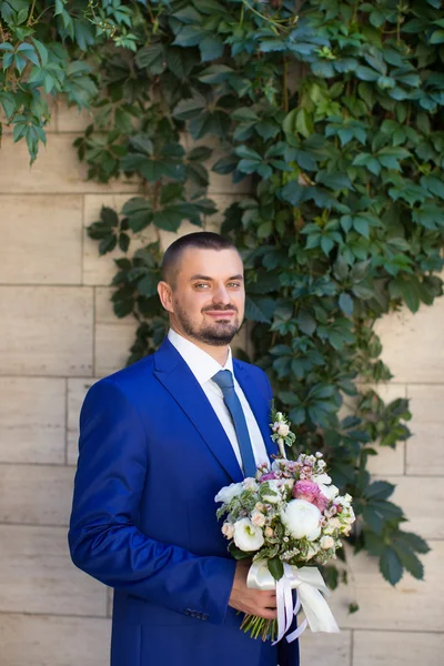 Der Bräutigam im schicken blauen Anzug — Stockfoto