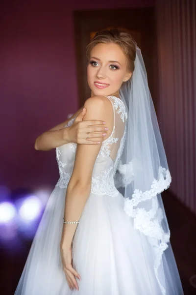 La mariée en robe blanche dans l'appartement Images De Stock Libres De Droits