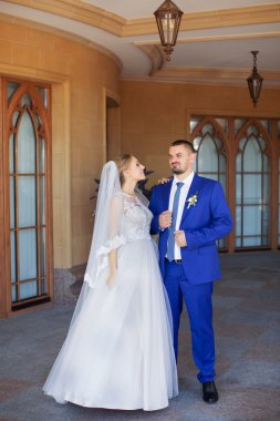 Şehir dışında bir yolda yeni evliler