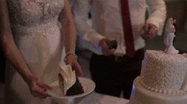 yeni evliler düğün pastanı kesme