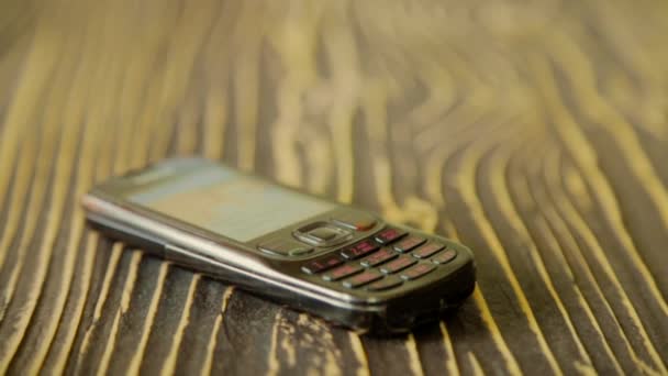 Teléfono móvil Shabby en la mesa de textura — Vídeos de Stock