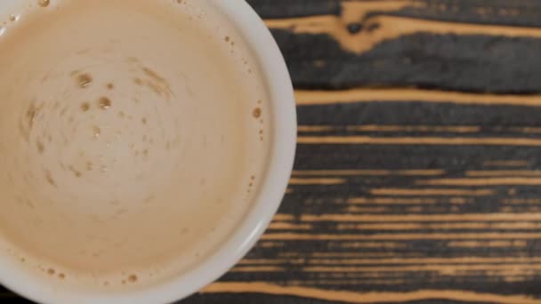 Cappuccino v bílém šálku na stole. — Stock video