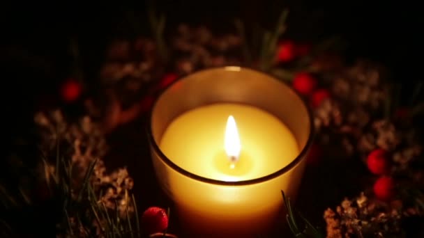 Zapalona świeca w świąteczną noc — Wideo stockowe
