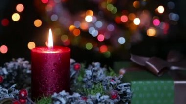 Noel gecesi yanan bir mum suni karın arka planında