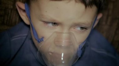 Çocuk solunum cihazından nefes alıyor.