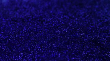 Pırıl pırıl parlıyor. Parlak mavi.