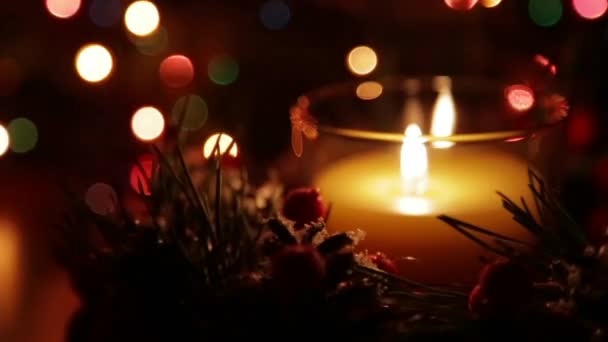 Une bougie allumée par une nuit de Noël — Video