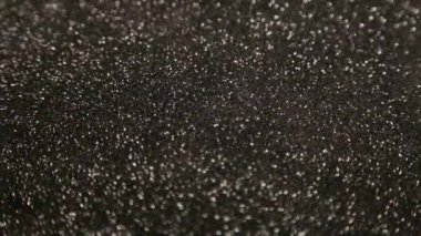 Pırıl pırıl parlıyor. Parlak gümüş.