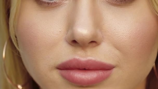 Portrait of a blonde with full lips and blue eyes on a background of parking — Stock Video