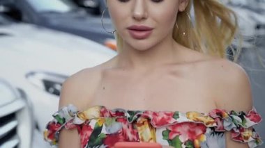 Kadın ellerinde akıllı telefon. Tam otomatik video.