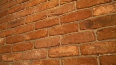 Tuğla duvarda ağır çekim