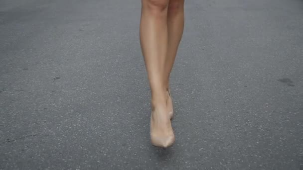 Γυναικεία πόδια σε ψηλά τακούνια παπούτσια που περπατούν στο δρόμο αργή κίνηση. — Αρχείο Βίντεο