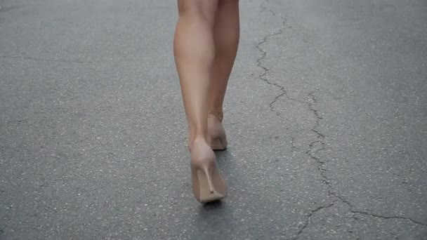 Γυναικεία πόδια σε ψηλά τακούνια παπούτσια που περπατούν στο δρόμο αργή κίνηση. — Αρχείο Βίντεο
