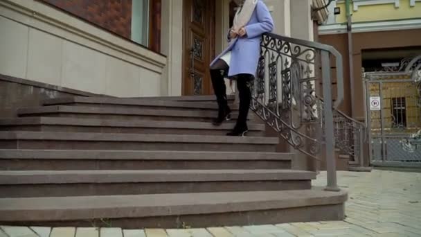 Menina de casaco azul e cabelo ruivo posando na câmera — Vídeo de Stock