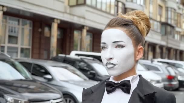 Mime Mädchen auf dem Parkplatz. Passage. Die Kamera überwacht ein künstlerisches Mädchen im Bild eines Pantomimen. — Stockvideo