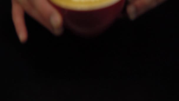 Χέρι του barista κάνοντας latte ή καπουτσίνο καφέ ρίχνει γάλα κάνοντας τέχνη latte — Αρχείο Βίντεο