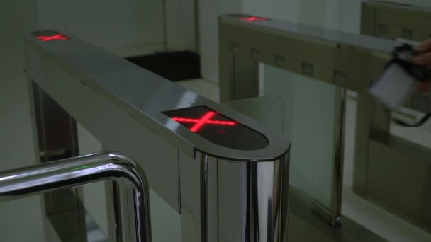 Automatic turnstile at the entrance. — Stock Video