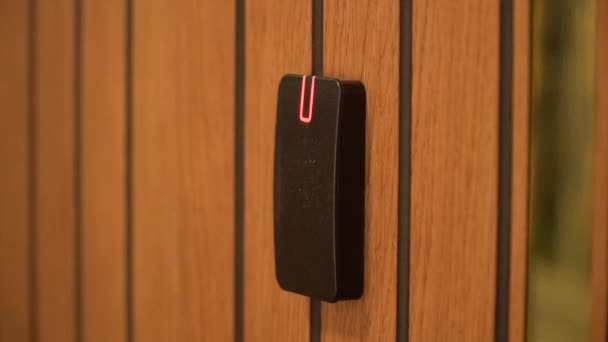 Una tarjeta de mano insertando la llave en la cerradura electrónica — Vídeo de stock