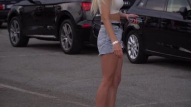 Kot pantolonlu kadın, Teksas şortlu.