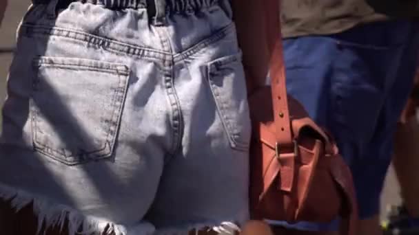 Vrouw in jeans texas korte broek — Stockvideo