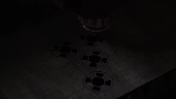 Laserskärning med sparks på nära håll — Stockvideo