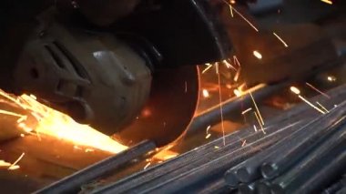 Bir parça kıvılcım saçarak metal bir boruyu kesmek.